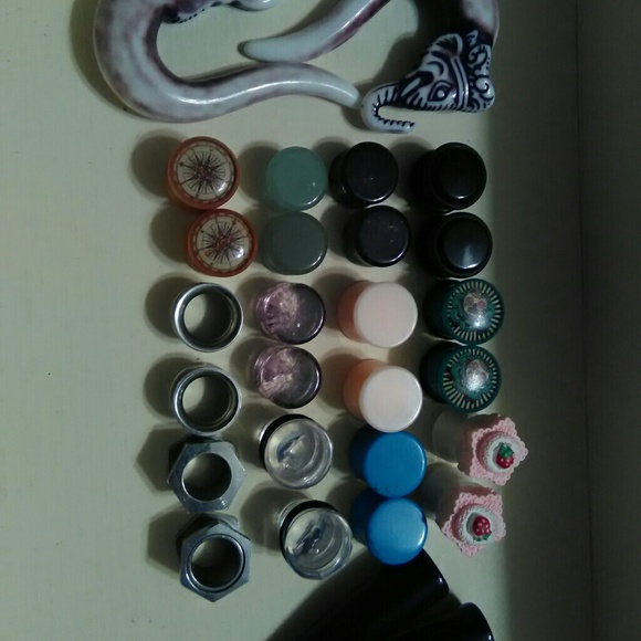 Hot Topic Other - 1/2g plug bundle